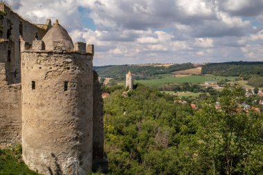 Şatonun Panorama 'sı, Almanya' nın Saksonya Anhalt kenti Naumburg yakınlarındaki Saale nehri kıyısındaki Saale nehri üzerindeki manzara ve turizm alanı olan Rudelsburg ve Saaleck 'i harabeye çeviriyor.