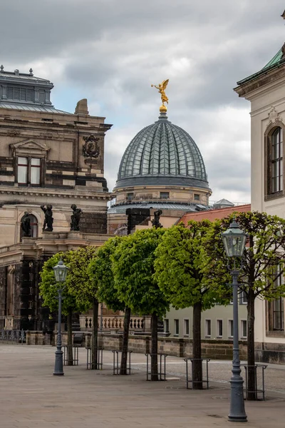 Vista Edificios Históricos Iglesias Castillo Iglesia Mujeres Durante Cierre Corona —  Fotos de Stock