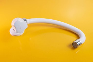 Beyaz mutfak lavabosu musluğu.