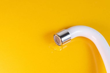 Beyaz mutfak lavabosu musluğu.