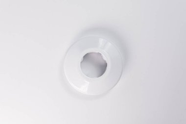 Beyaz mutfak lavabosu musluğu.