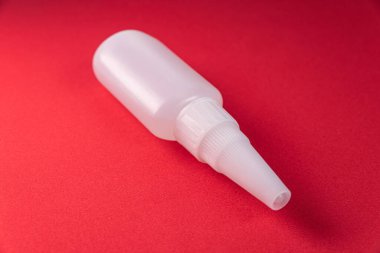 Renkli arka planda yapıştırıcı şişesi