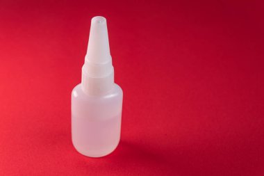 Renkli arka planda yapıştırıcı şişesi