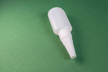 Renkli arka planda yapıştırıcı şişesi