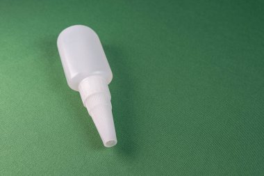 Renkli arka planda yapıştırıcı şişesi