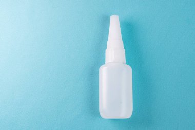 Renkli arka planda yapıştırıcı şişesi