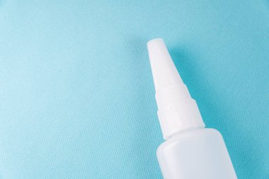 Renkli arka planda yapıştırıcı şişesi