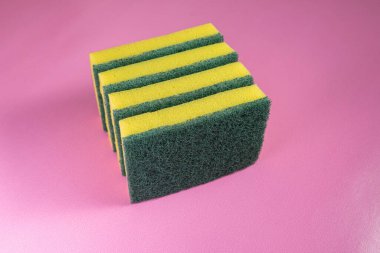 Pembe arka planda mutfak süngeri.