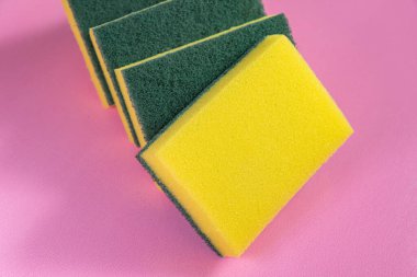 Pembe arka planda mutfak süngeri.