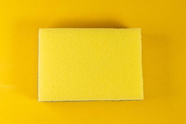 Sarı arka planda mutfak süngeri.