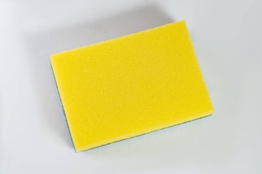 Beyaz arka planda mutfak süngeri