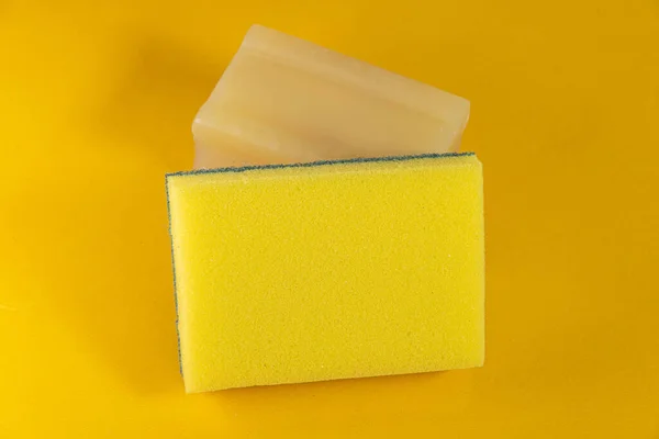 Sarı Arka Planda Mutfak Süngeri Sabun — Stok fotoğraf