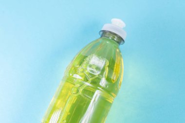 Mutfak sabunu mavi arka planda.