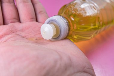 Pembe arka planda mutfak sabunu.