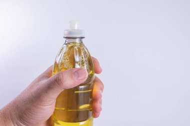 Sızlanan arka planda mutfak sabunu