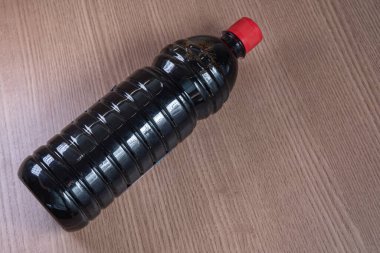 Shoyu çömleği masanın üstünde.