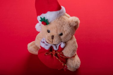 Canlı kırmızı arkaplanda şenlikli noel dekorasyonu