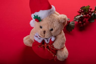 Canlı kırmızı arkaplanda şenlikli noel dekorasyonu