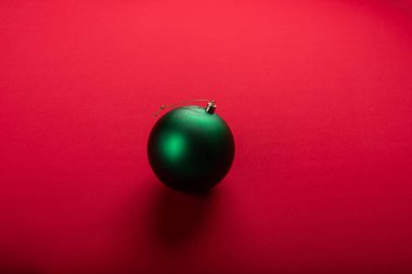 Canlı kırmızı arkaplanda şenlikli noel dekorasyonu