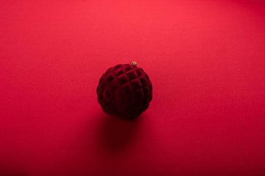 Canlı kırmızı arkaplanda şenlikli noel dekorasyonu