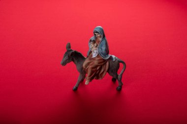 Canlı kırmızı arkaplanda şenlikli noel dekorasyonu