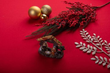 Canlı kırmızı arkaplanda şenlikli noel dekorasyonu