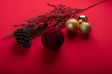 Canlı kırmızı arkaplanda şenlikli noel dekorasyonu