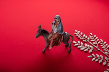 Canlı kırmızı arkaplanda şenlikli noel dekorasyonu