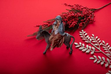 Canlı kırmızı arkaplanda şenlikli noel dekorasyonu