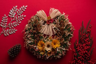 Canlı kırmızı arkaplanda şenlikli noel dekorasyonu