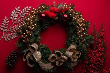 Canlı kırmızı arkaplanda şenlikli noel dekorasyonu