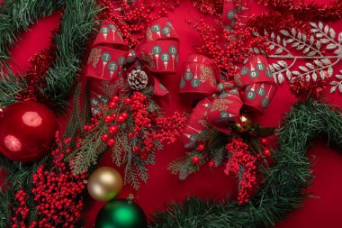 Canlı kırmızı arkaplanda şenlikli noel dekorasyonu