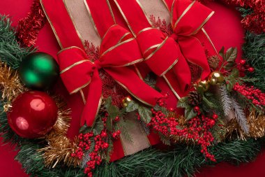 Canlı kırmızı arkaplanda şenlikli noel dekorasyonu