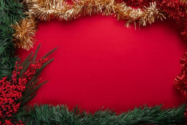 Canlı kırmızı arkaplanda şenlikli noel dekorasyonu