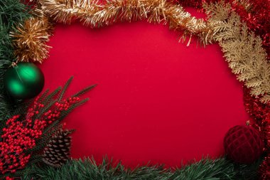 Canlı kırmızı arkaplanda şenlikli noel dekorasyonu