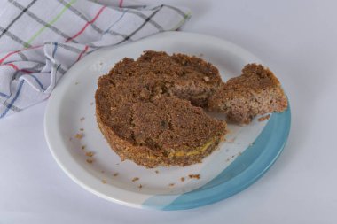 Minimalist bir masada Brezilya usulü pişmiş kibbe.