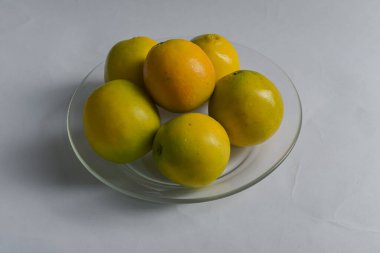 Temiz, minimalist bir masada taze Brezilya portakalları.