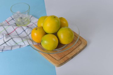 Temiz, minimalist bir masada taze Brezilya portakalları.