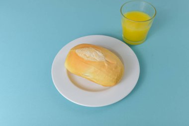 Brezilya ekmeği pao frances minimalist bir masa üzerinde