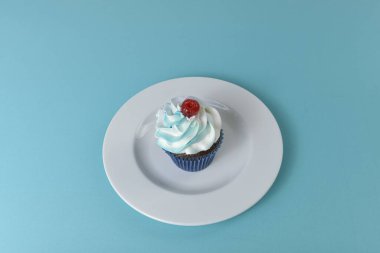 Minimalist bir masada kek.