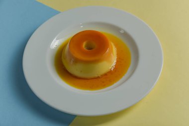 Minimalist bir masada puding.