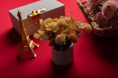 Kırmızı yüzeyde en az çiçek aranjmanı