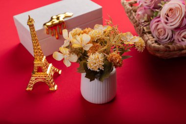 Kırmızı yüzeyde en az çiçek aranjmanı