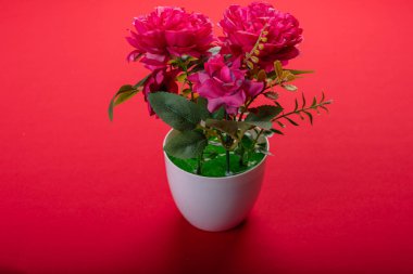 Kırmızı yüzeyde en az çiçek aranjmanı