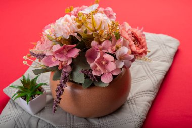 Kırmızı yüzeyde en az çiçek aranjmanı