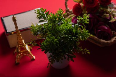 Kırmızı yüzeyde en az çiçek aranjmanı