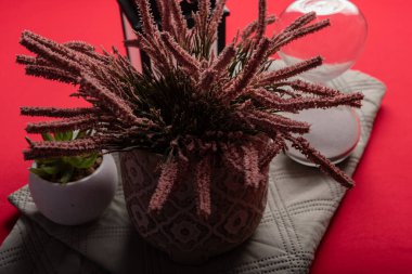 Kırmızı yüzeyde en az çiçek aranjmanı