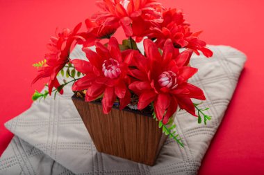 Kırmızı yüzeyde en az çiçek aranjmanı