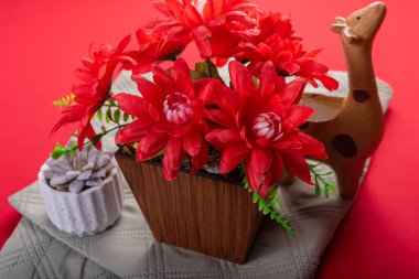 Kırmızı yüzeyde en az çiçek aranjmanı