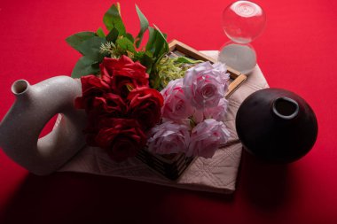 Kırmızı yüzeyde en az çiçek aranjmanı